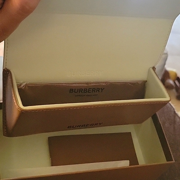 NWT. Burberry Unisex Sunglasses. - Picture 4 of 8